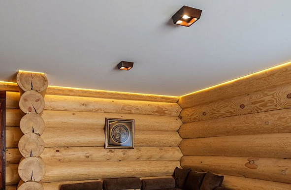 Парящий натяжной потолок с подсветкой по периметру полотна в деревянном доме