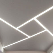 Натяжной потолок со световыми линиями в зале