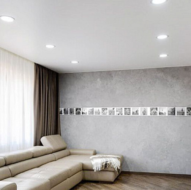 Потолок белый матовый натяжной с точечными светильниками