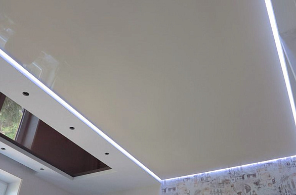 Натяжной потолок с контурной подсветкой в зале