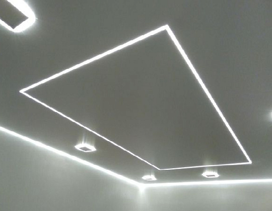 Натяжной потолок со световыми линиями в зал, 12 кв.м