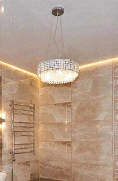 Парящий натяжной потолок в ванной с люстрой