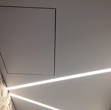 Фото натяжного потолка со световыми линиями