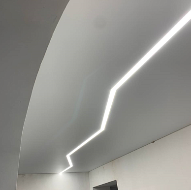 Натяжной потолок со световой линией в прихожей
